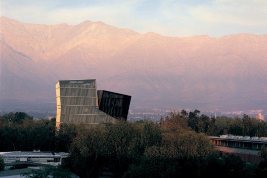 Siamese Towers, Campus San Joaquín da Universidad Católica de Chile, Santiago, Chile, 2005, arquiteto Alejandro Aravena