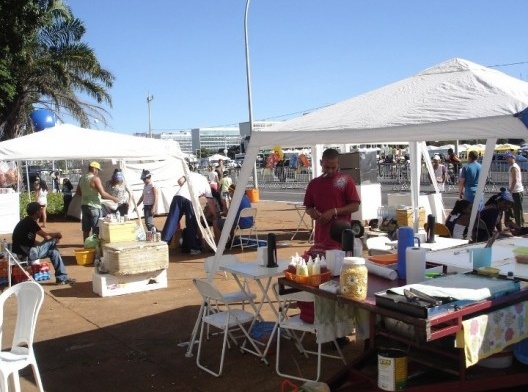 Barraquinhas nas calçadas da Esplanada, Brasília em festa no aniversário de 50 anos, 21 de abril de 2010