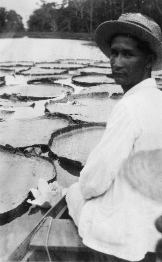 Na lagoa do Amanium / Perto do Igarapé de Barcarena / Manaus 7-VI- / Minha obra prima, foto e legenda de Mário de Andrade
