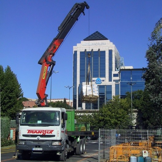 Caminhão com grua para carga e descarga, Madri, Espanha
