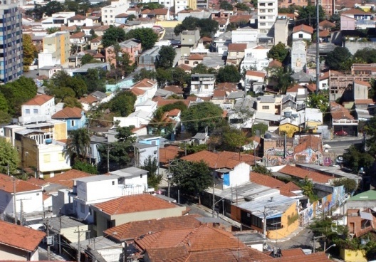 Entre o casario corre um afluente do rio Verde