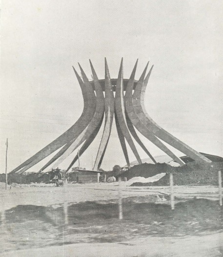 Catedral de Brasília, colunas curvas. Arquiteto Oscar Niemeyer