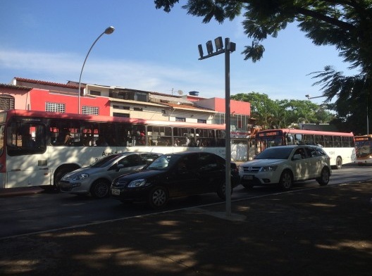 Tráfego da Avenida W-3 Sul, quando estudantes realizavam pesquisa de mobilidade urbana