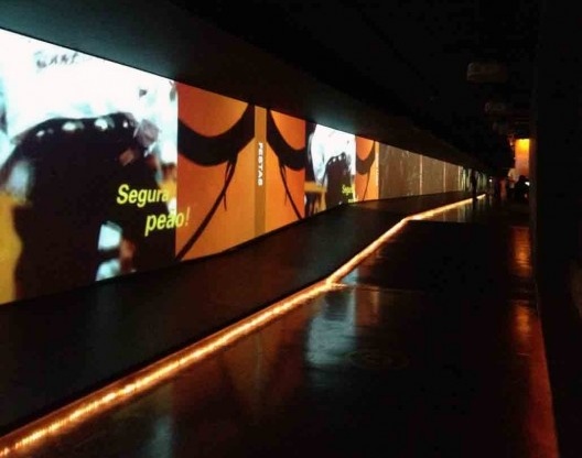 Corredor da Grande Galeria aproximando-se da área elevada das Palavras Cruzadas e Linha do Tempo, Museu da Língua Portuguesa, São Paulo