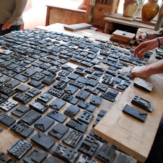 Peças cerâmicas confeccionadas na Cerâmica Saramenha, Ouro Preto, por alunos da UFMG e da UTexas