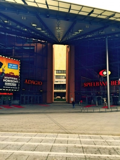 Fenda no complexo do teatro e cassino da Potsdamer Platz a revelar a Biblioteca de Berlim, arquiteto Hans Scharoun