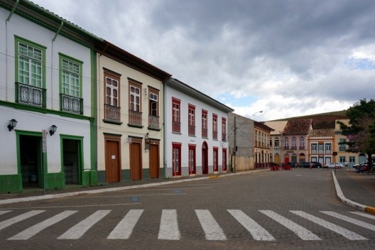 Casario restaurado em frente à praça central