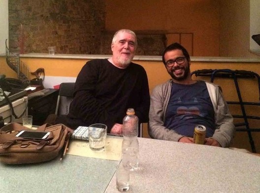 Luiz Carlos Toledo ao lado de amigo na festa de abertura da Casa de Estudos Urbanos