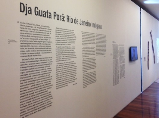 Textos de apresentação da exposição Dja Guata Porã: Rio de Janeiro indígena em português e tupi guarani. Museu de Arte do Rio – MAR, Rio de Janeiro