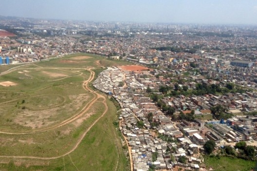 Foto do Parque Sapopemba, inaugurado em 2013, cujo projeto de recuperação ambiental se deu sob antigo aterro sanitário, mas sem conseguir requalificar o curso d’água e fundo de vale