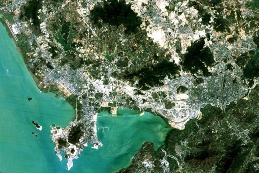 Shenzhen, no sudeste da China: a imagem evidencia o rápido crescimento da área urbana, de modo ambientalmente danoso, em 1996