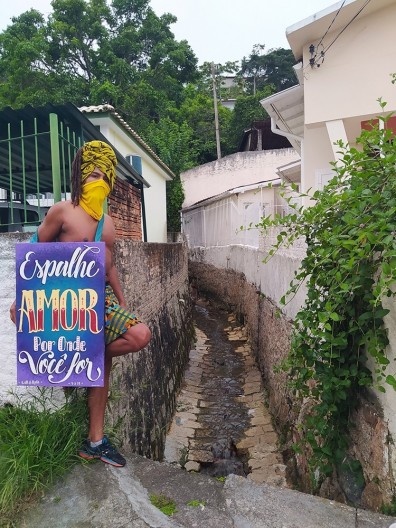 Caminho do rio por entre as casas do morro