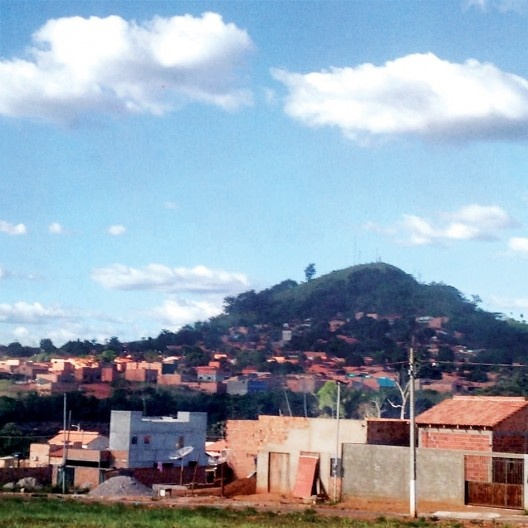 Áreas ambientalmente degradadas: ocupação de encostas e desmonte de morros agravam a problemática ambiental.