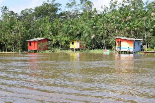 Algumas moradias integrantes do projeto Street River na Ilha do Combu