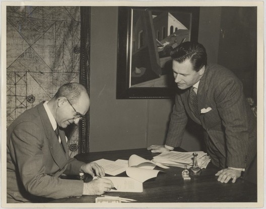 Cicillo (à esq.) e Nelson Rockefeller. Acordo entre MAM/SP e MoMA, NY, 1951