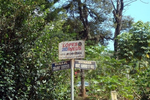 Poste com placa em estrada vicinal, Araçariguama SP