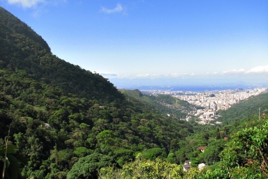 Situação atual das encostas da floresta em direção ao bairro da Tijuca.