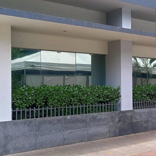 Jardinete protegido com grade cuja parte superior ainda apresenta elevação