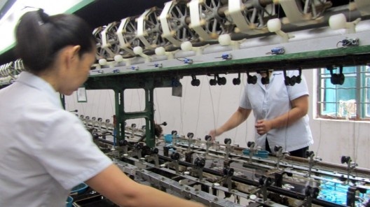 Extração do fio de seda dos casulos, imersos em água quente