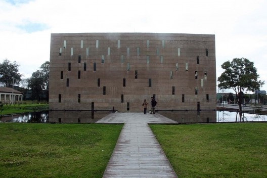 Centro de Memória, Paz y Reconciliación, vista da entrada do museu, Bogotá, Colômbia. Arquiteto Juan Pablo Ortiz