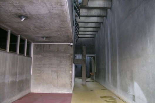 João Batista Vilanova Artigas, Residência Telmo Porto, São Paulo, 1968. Vista do abrigo de automóveis e acesso