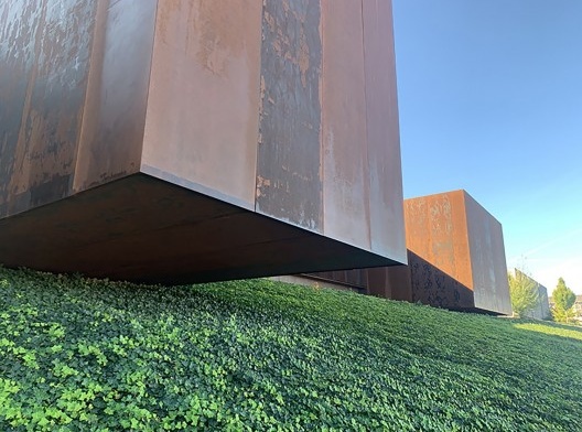 Museu Soulages, blocos em balanço sobre o jardim inclinado, França, 2014. RCR Arquitectes