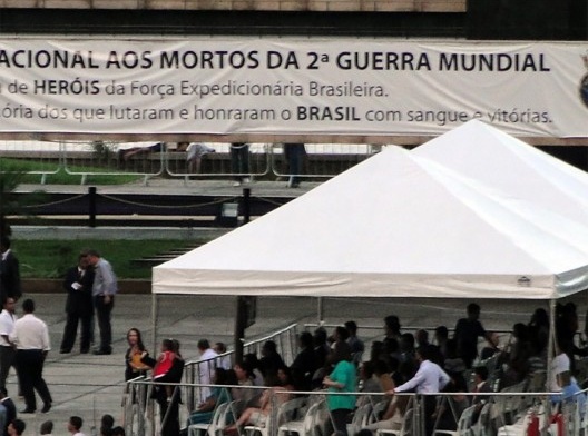 Registros das faixas colocadas em grande destaque no monumento durante a gestão do coronel Germano. No capítulo 1, as imagens de número 35 até 40 também destacam a maneira improvisada como estas faixas foram fixadas