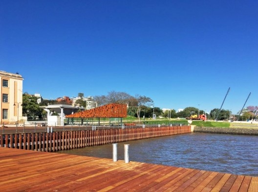 Vista da ponta do deck do atracadouro público em direção a lateral da Usina