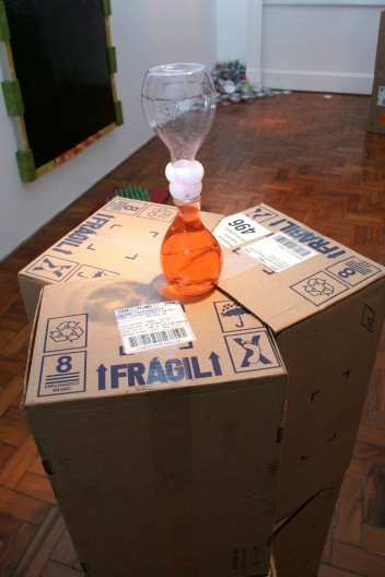 Exposição Amor Líquido, peças de material reciclado dos argentinos Alejandro Sarmiento e Lujan Cambariere. Museu da Casa Brasileira, São Paulo, 2007