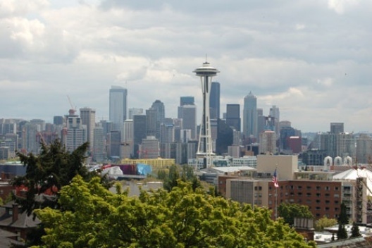 Cidade de Seattle com a Space Needle em primeiro plano e, ao fundo, o downtown