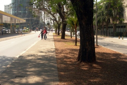 Oficina de desenho urbano MCB, ilha central da avenida Cidade Jardim: excelente exemplo de permeabilidade do solo, São Paulo, 2011