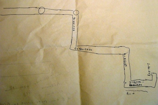 Daqui para frente, vamos de carro. E é o solícito funcionário da locadora que desenha o mapa do caminho que temos a percorrer até o hotel.