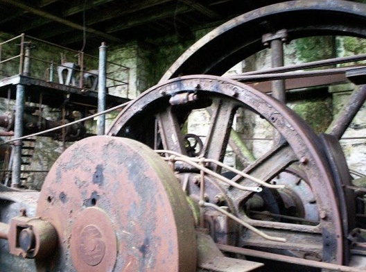 Situação de abandono em que se encontravam diversas instalações do segundo sistema funicular em 2007 e 2008