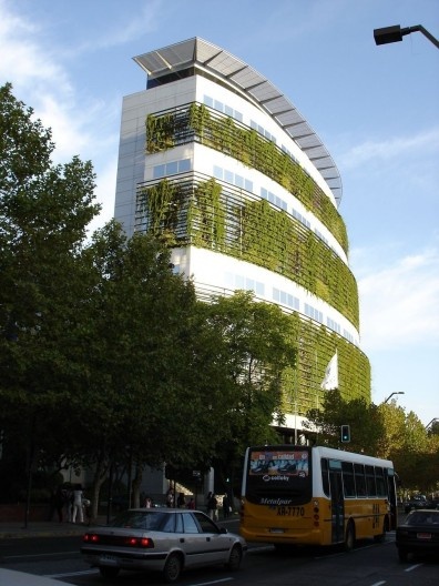 Edificação com as cortinas verdes atuando como elemento de controle solar, arquiteto Enrique Browne