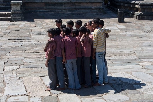 Um grupo de crianças me envolve para um foto