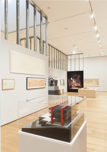 Vista da exposição Latin America in Construction: Architecture 1955–1980, MoMA, 2015