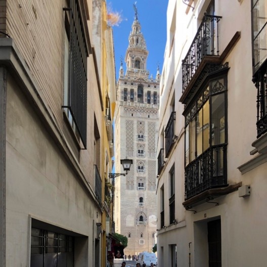 La Giralda, construção almohade concluída em 1198 e reformada pelos católicos em 1568, sob projeto do arquiteto Hernán Ruiz o jovem, para receber a torre sineira da Catedral