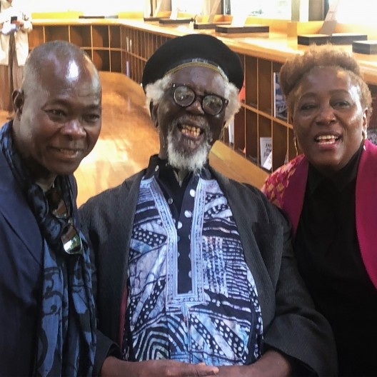 Demas Nwoko com A. Ugbodaga e o arquiteto Diébédo Francis Kéré, prêmio Pritzker 2022
