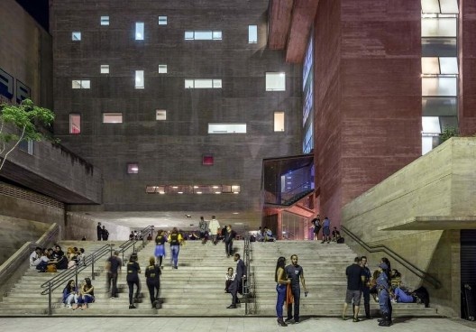 Praça das Artes, escadaria para transitar e sentar, São Paulo. Arquitetos Francisco Fanucci, Marcelo Ferraz e Marcos Cartum