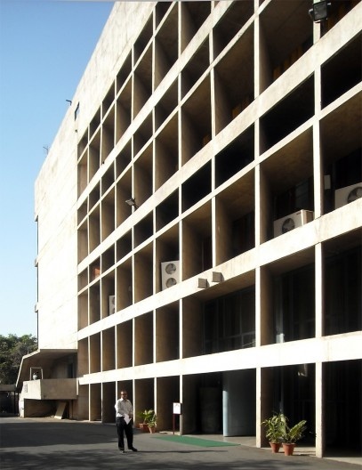 Detalhe dos brises na fachada do edifício principal da Assembléia sob o ângulo das sombras