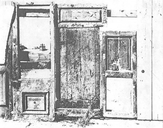 Desenhos de esquadrias por Holanda em “Abrir as portas” no Roteiro para construir no Nordeste: Arquitetura como lugar ameno nos trópicos ensolarados e fotografia de portas por Nigel Henderson em Doorstep