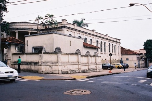 Antigo Grupo Escolar de Ribeirão Preto antes e depois de intervenção feita com orientação e anuência de FDE/Condephaat