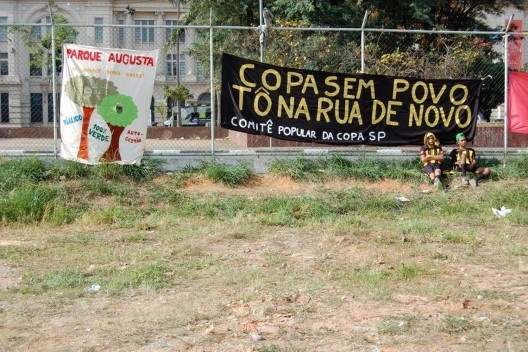 Movimento Parque Augusta na Copa Rebelde dos Movimentos Sociais, que ocorreu no bairro da Luz em julho de 2014. Jogamos, plantamos mudas e participamos do mutirão de limpeza do terreno