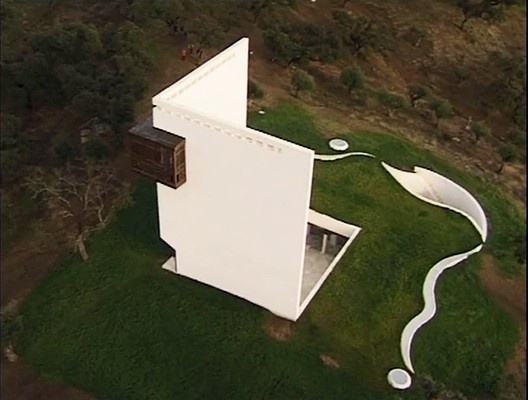 Frame do video Casa de Retiro Espiritual sobre projeto do arquiteto Emilio Ambasz de 1975