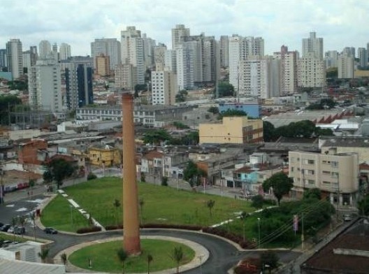 Paisagem vertical da Mooca: edifícios novos, galpões antigos e uma pseudo salvaguarda da memória, que é a chaminé. Foto de jan. 2011
