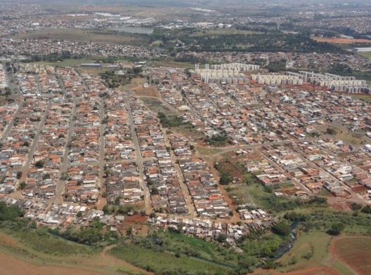 Padrões de parcelamento e uso do solo periféricos