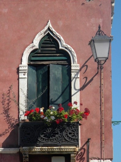 Janela em arco ogival com moldura e ápice alongado, Veneza