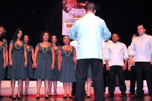Maestro Éder Camuzis regendo o Coral da Unb no Cine Teatro São Joaquim
