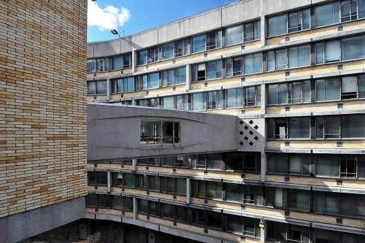 Conexão da ponte com o Residence Hall, arquiteto Marcel Breuer