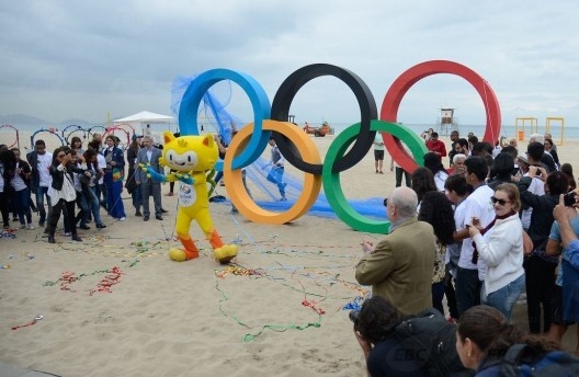 Estrutura com aros olímpicos, praia de Copacabana